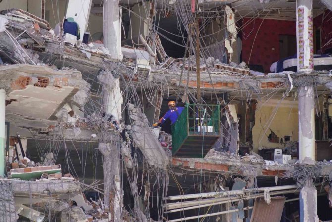 Ağır Hasarlı Galeria İ̇ş Merkezindeki 13 Kedi Kurtarıldı