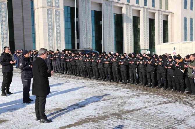 300 Polis Dualarla Yardım İçin Deprem Bölgesine Gönderildi