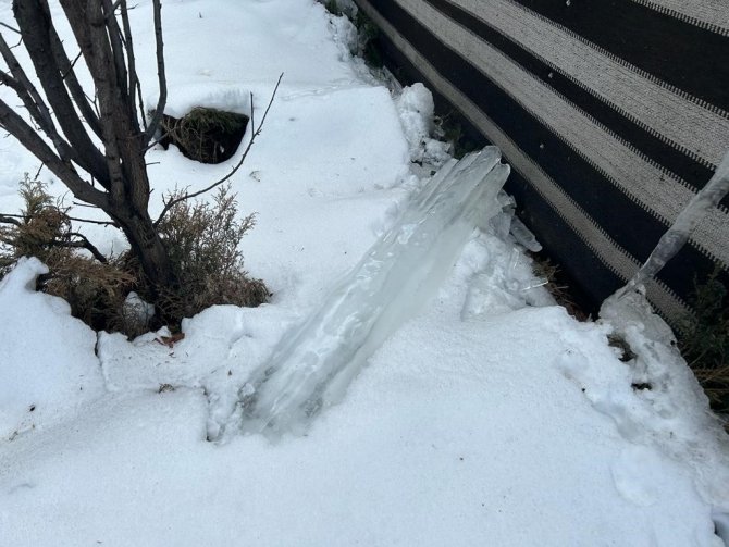Erzurum’da Soğuk Hava Nedeniyle Oluşan Buz Sarkıtları Tehlike Arz Ediyor