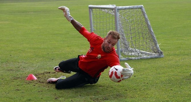 Eski Eskişehirsporlu Eldiven Boffin Futbolu Bırakma Kararı Aldı