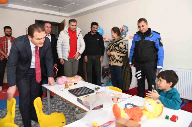 Vali Akbıyık, Depremzedeleri Yalnız Bırakmıyor