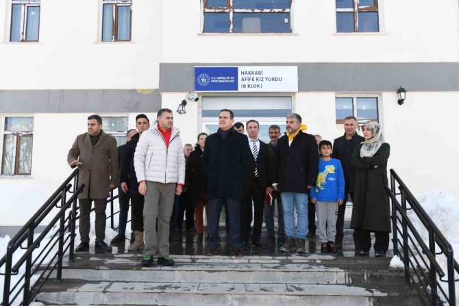 Vali Akbıyık, Depremzedeleri Yalnız Bırakmıyor