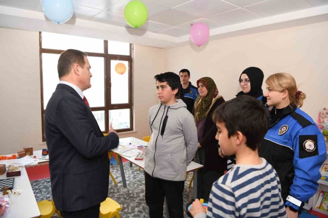 Vali Akbıyık, Depremzedeleri Yalnız Bırakmıyor