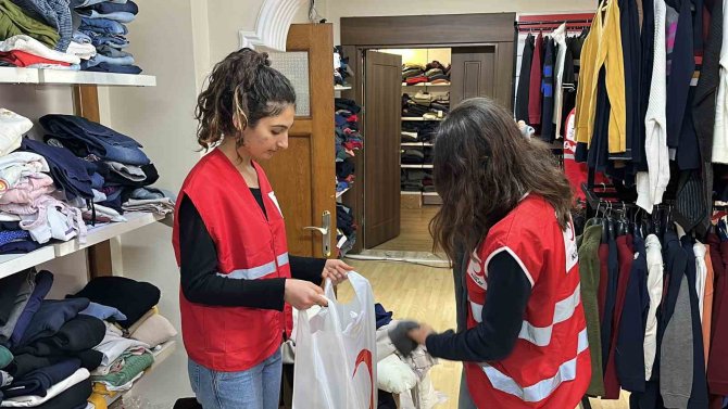 Depremi Yaşayan Kız Kardeşler Afetzedelere Umut Oldu