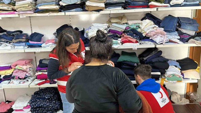 Depremi Yaşayan Kız Kardeşler Afetzedelere Umut Oldu