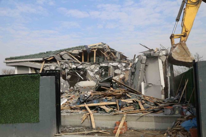 İ̇stanbul’un İçme Suyu Havzasına Yapılan 22 Kaçak Yapı Yıkıldı