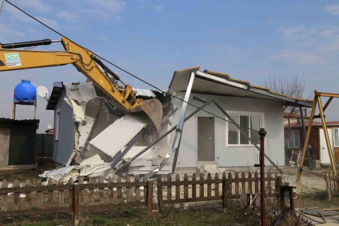İ̇stanbul’un İçme Suyu Havzasına Yapılan 22 Kaçak Yapı Yıkıldı