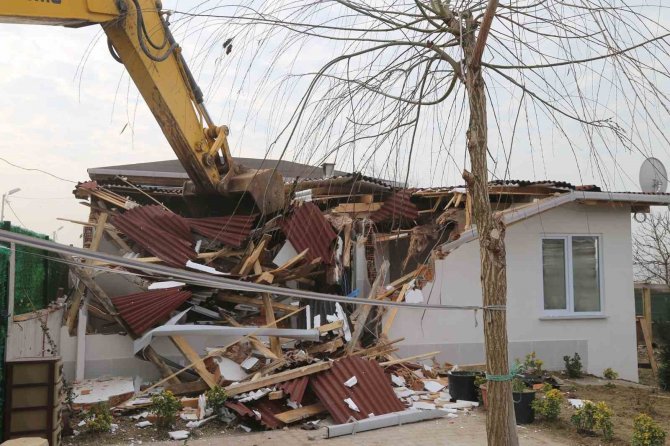 İ̇stanbul’un İçme Suyu Havzasına Yapılan 22 Kaçak Yapı Yıkıldı