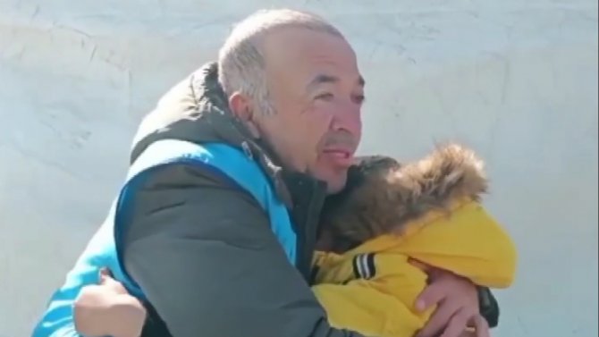 Deprem Bölgesinde Tanıştığı Minik Arda İle Vedalaşma Duygulandırdı
