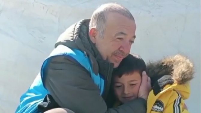 Deprem Bölgesinde Tanıştığı Minik Arda İle Vedalaşma Duygulandırdı