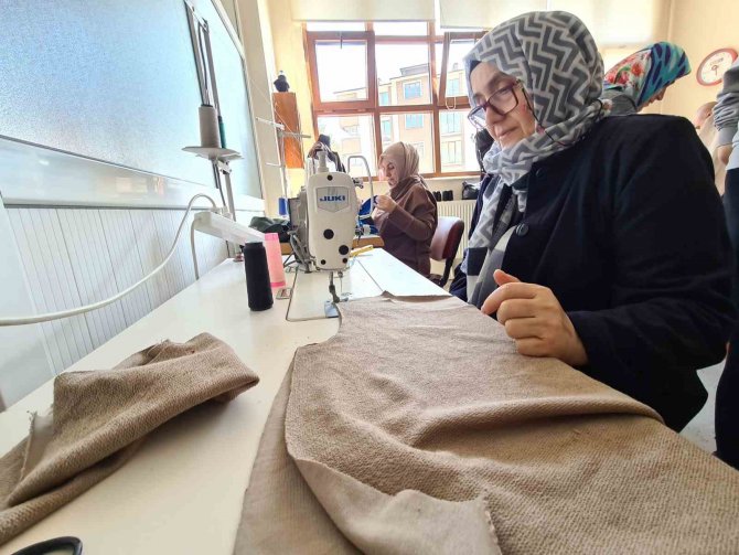 Gönüllü Kadınlar Depremzede Çocuklar İçin Kıyafet Dikiyor