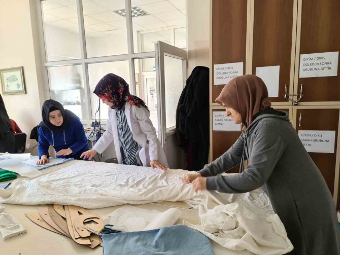 Gönüllü Kadınlar Depremzede Çocuklar İçin Kıyafet Dikiyor