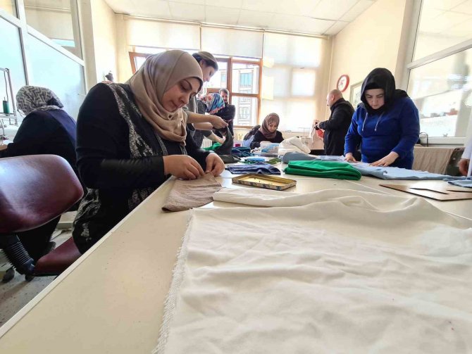 Gönüllü Kadınlar Depremzede Çocuklar İçin Kıyafet Dikiyor
