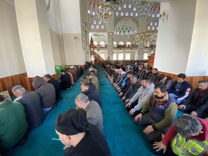Adıyaman’da Hasar Görmeyen Camilerde Cuma Namazı Kılındı