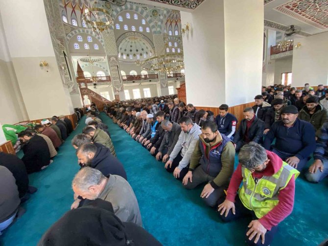 Adıyaman’da Hasar Görmeyen Camilerde Cuma Namazı Kılındı