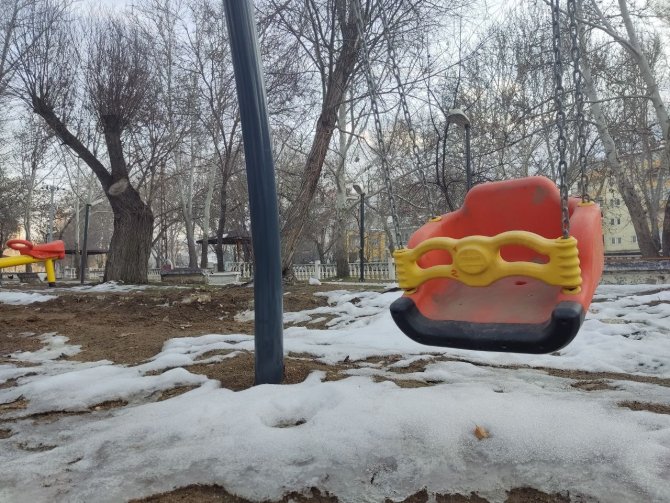 Depremden Sonra Parklar Çocuksuz Kaldı