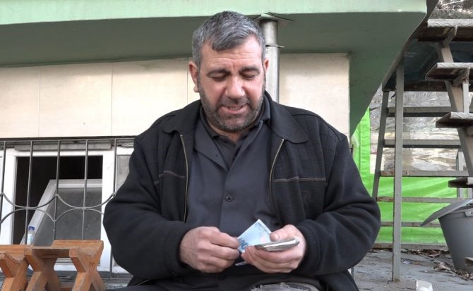 Ayakkabı Boyacısından Anlamlı Bağış: Bir Haftalık Gelirini Depremzedeler İçin Bağışladı