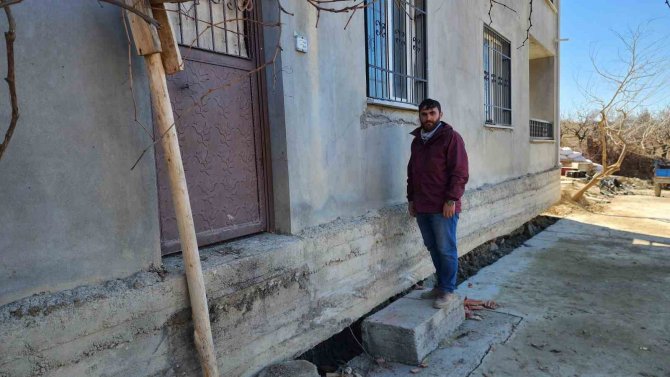 Deprem Evi Yıkmadı Ama 30 Santim Kaldırıp, 2 Metre İleriye Taşıdı