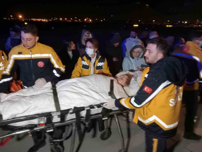 Adana’daki 38 Yaralı Depremzede Ve 31 Refakatçi Tsk’ya Ait Uçakla İ̇stanbul’a Getirildi