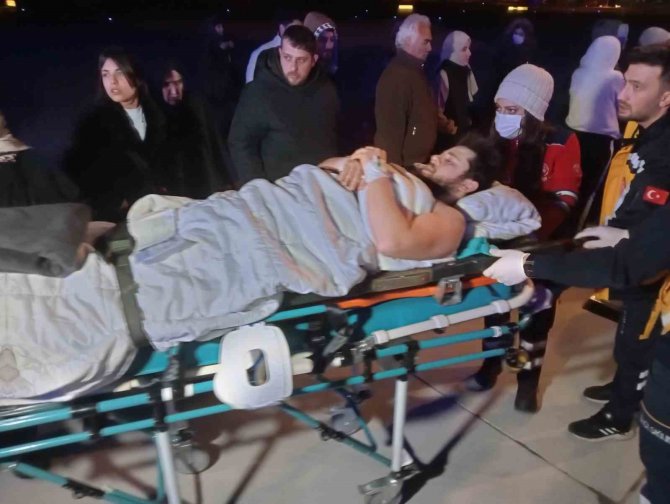 Adana’daki 38 Yaralı Depremzede Ve 31 Refakatçi Tsk’ya Ait Uçakla İ̇stanbul’a Getirildi