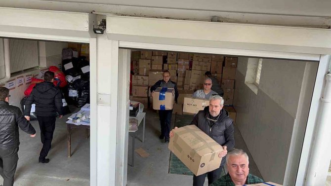 Büyükelçi Ve Gönüllüler Yardım Tırlarını Ve Kamyonlarını Birlikte Yüklediler