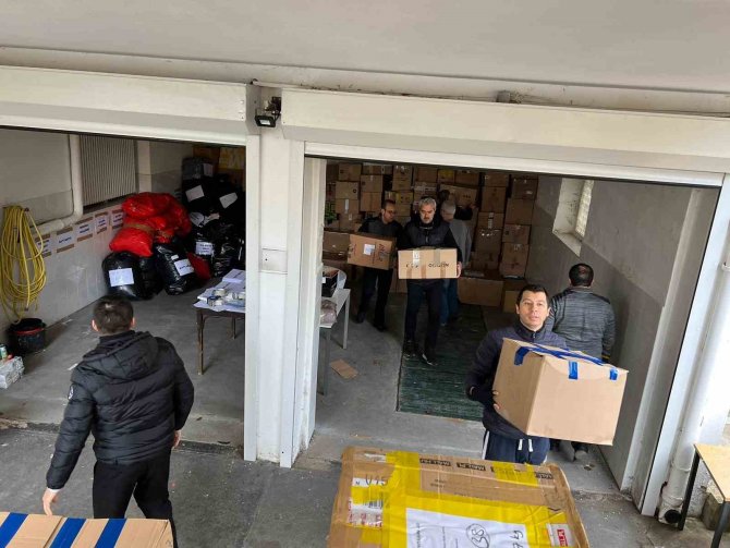 Büyükelçi Ve Gönüllüler Yardım Tırlarını Ve Kamyonlarını Birlikte Yüklediler