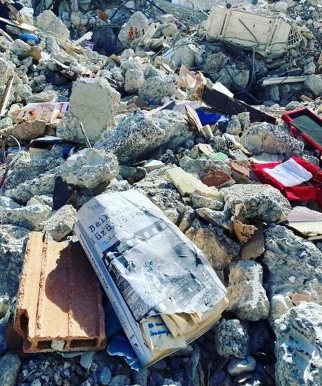 Balkanlara Hüzünlü Veda Kitabı, Enkazdaki Fotoğrafı İle Kahramanmaraş’ın Hüzünlü Veda Sembollerinden Biri Oldu