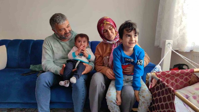 Depremde Ölen Kardeşinin 2 Çocuğunu Sahiplendi; Kayıp Olan 3. Çocuğu Her Yerde Arıyor