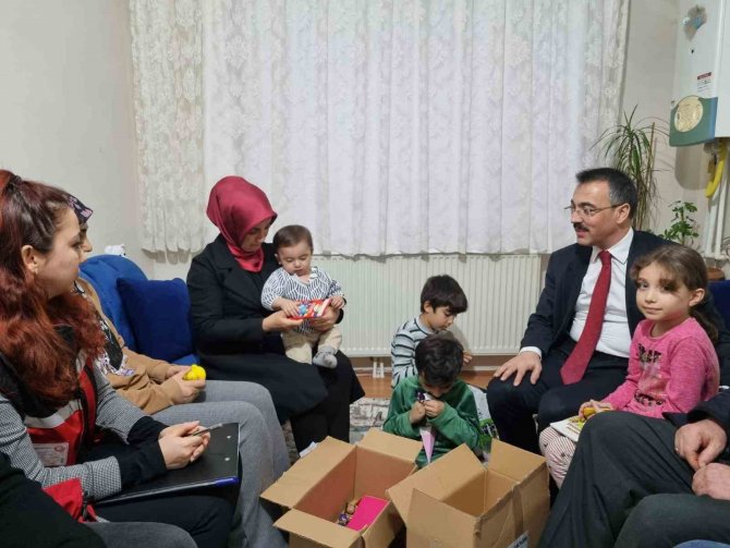 Depremde Ölen Kardeşinin 2 Çocuğunu Sahiplendi; Kayıp Olan 3. Çocuğu Her Yerde Arıyor