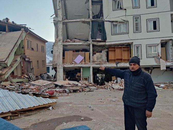 Depremde 3 Evi Ve 1 Dükkanı Yıkılan Güzelöz: “Can Kaybı Olmadığından Dolayı Çok Memnunuz”