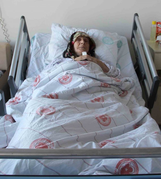 Depremzede Elif Nine: “Battaniyenin İçine Koyup Aşağıya İndirdiler”