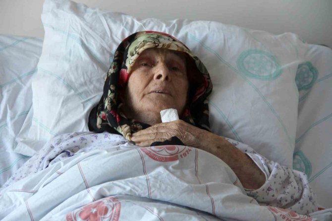 Depremzede Elif Nine: “Battaniyenin İçine Koyup Aşağıya İndirdiler”