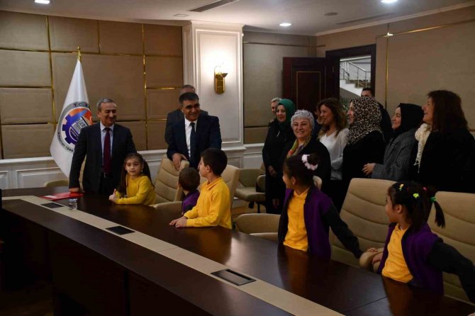 İ̇lkokul Öğrenciler Depremzedeler İçin 16 Bin Tl Bağış Yaptı