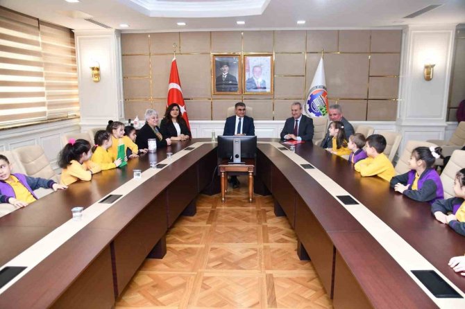 İ̇lkokul Öğrenciler Depremzedeler İçin 16 Bin Tl Bağış Yaptı