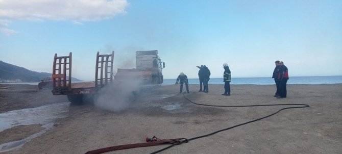 Fren Balatalarının Isınmasıyla Bomba Gibi Patlayan Tırın Lastiği Alev Aldı