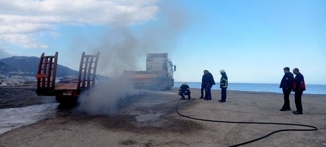Fren Balatalarının Isınmasıyla Bomba Gibi Patlayan Tırın Lastiği Alev Aldı