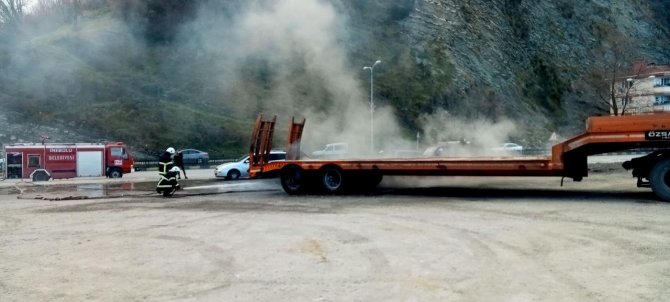 Fren Balatalarının Isınmasıyla Bomba Gibi Patlayan Tırın Lastiği Alev Aldı