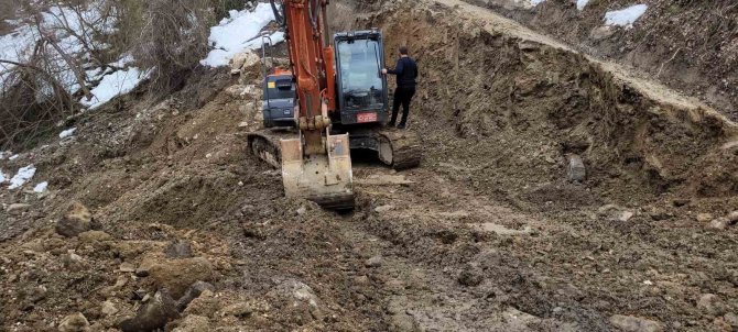 Kastamonu’da Yaşanan Heyelan Sonrası Mahallenin Yolu Ulaşıma Kapandı