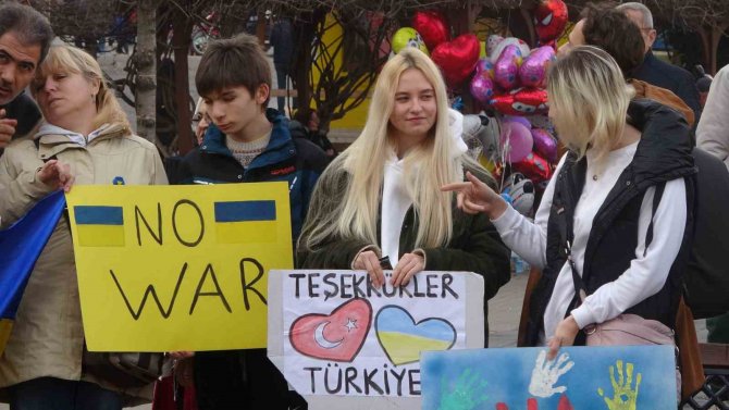 Hem Kendi Ülkeleri İçin Hem De Türkiye İçin Saygı Duruşunda Bulundular