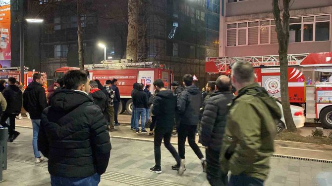 Tadilat Yapılan Binada Çıkan Yangını Film İzler Gibi İzlediler