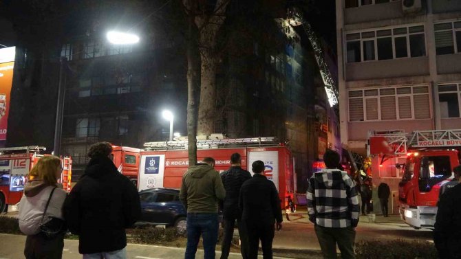 Tadilat Yapılan Binada Çıkan Yangını Film İzler Gibi İzlediler