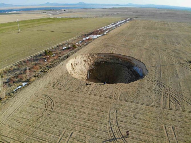 Konya’da İki Fay Arasında 37 Metre Çapında Obruk Oluştu