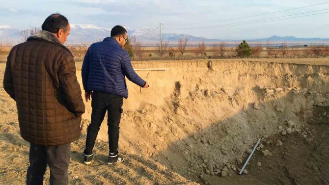 Konya’da İki Fay Arasında 37 Metre Çapında Obruk Oluştu