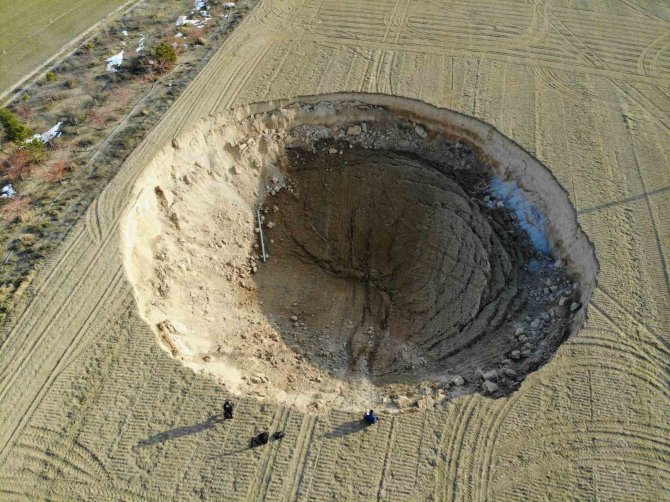 Konya’da İki Fay Arasında 37 Metre Çapında Obruk Oluştu
