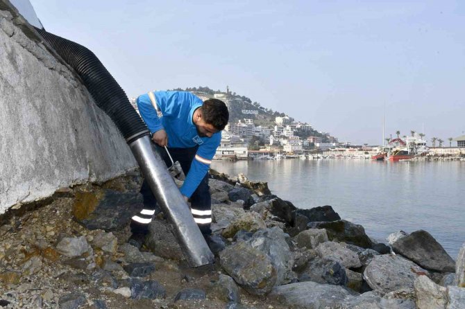 Kuşadası Sahil Bandında Temizlik Çalışması Yapıldı