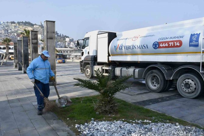 Kuşadası Sahil Bandında Temizlik Çalışması Yapıldı