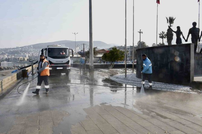 Kuşadası Sahil Bandında Temizlik Çalışması Yapıldı