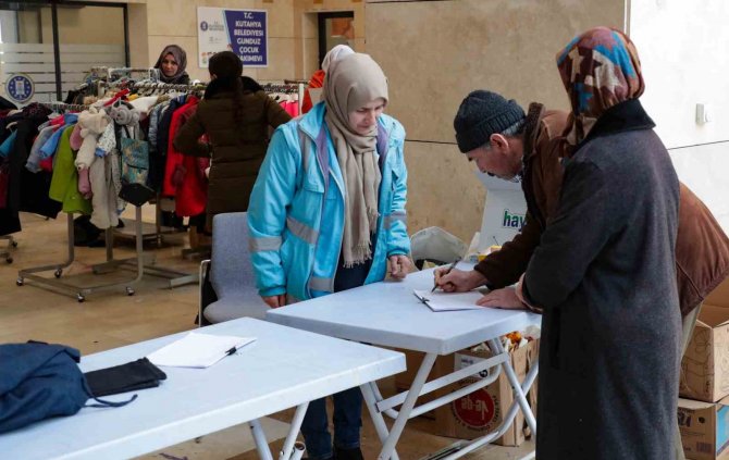 Depremzedeler İhtiyaçlarını Hilal Market’ten Karşılıyor