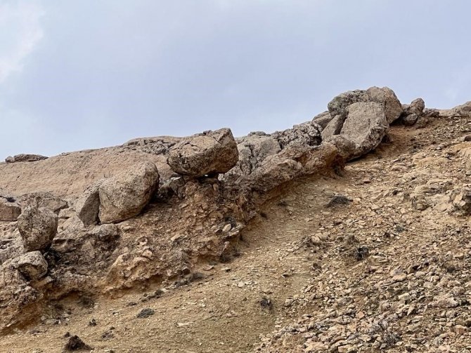 Mazıdağ’ında Vatandaşlar Dev Taş Parçalarının Gölgesinde Korkuyla Yaşıyor