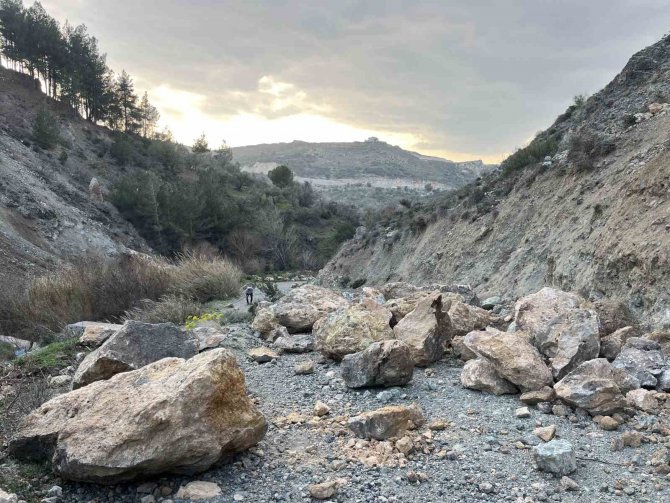 Depremde Tonlarca Ağırlıktaki Kayalar Evlerin Üzerine Düştü